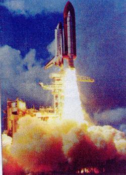 9. Η φωτογραφία δείχνει την εκτόξευση ενός πυραύλου για να μεταφέρει έναν δορυφόρο στο διάστημα.
