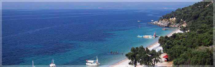 και το ειδυλλιακό Καμινάκι, ενώ παραλιακά μονοπάτια το συνδέουν επίσης με τις πανέμορφες παραλίες της Κρουζερής, τον κόλπο Αγνί και το Καλάμι.