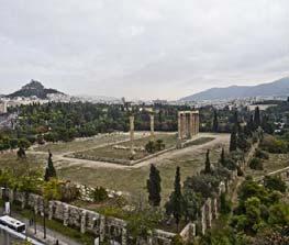 Τη δεύτερη ημέρα γιορτάζονταν οι Χόες ή Χοές, που η ονομασία τους προέρχεται από το χούς, το ειδικό πήλινο αγγείο, που είχαν μαζί τους οι εορτάζοντες.