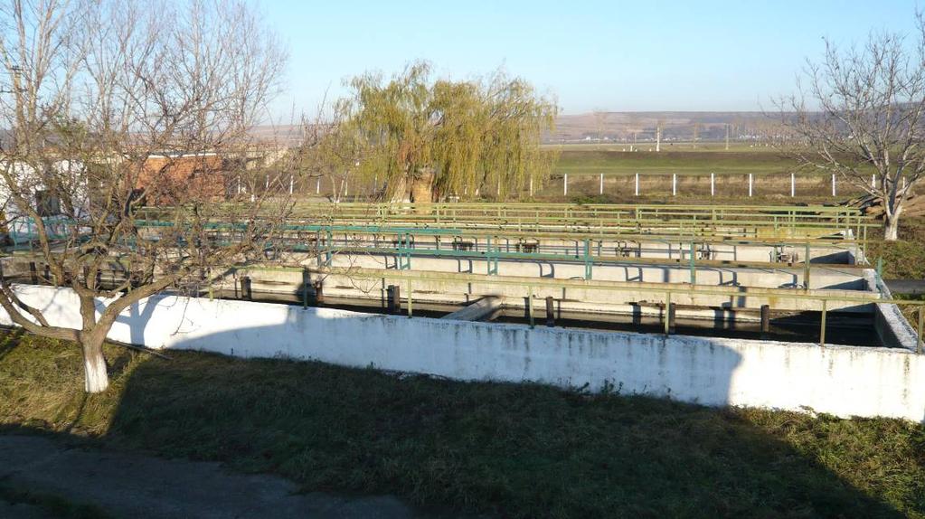 Nămolul este deshidratat în paturi de uscare a nămolului. Nu există informaţii privind cantităţile de nămol, analize ale nămolului sau depozitarea finală a nămolului deshidratat Figura Nr.