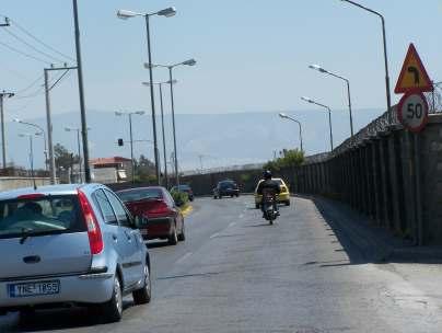 (προς τη πλευρά της θάλασσας) υπάρχει ψηλός φράχτης που κρύβει εγκαταστάσεις πετρελαϊκής εταιρίας, ο οποίος παρεµποδίζει την οπτική ή οποιαδήποτε άλλη επαφή µε την παράκτια ζώνη «καταργώντας» επί της