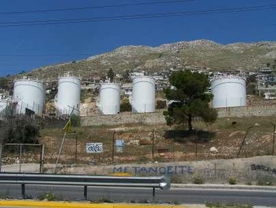 4.4.2 Εγκαταστάσεις αποθήκευσης πετρελαιοειδών και χηµικών Εικόνα 70 : Τα «καζάνια του θανάτου» σε απόσταση αναπνοής από οικίες (Καφούρος,2007) Οι εγκαταστάσεις πετρελαιοειδών στο Πέραµα καλύπτουν