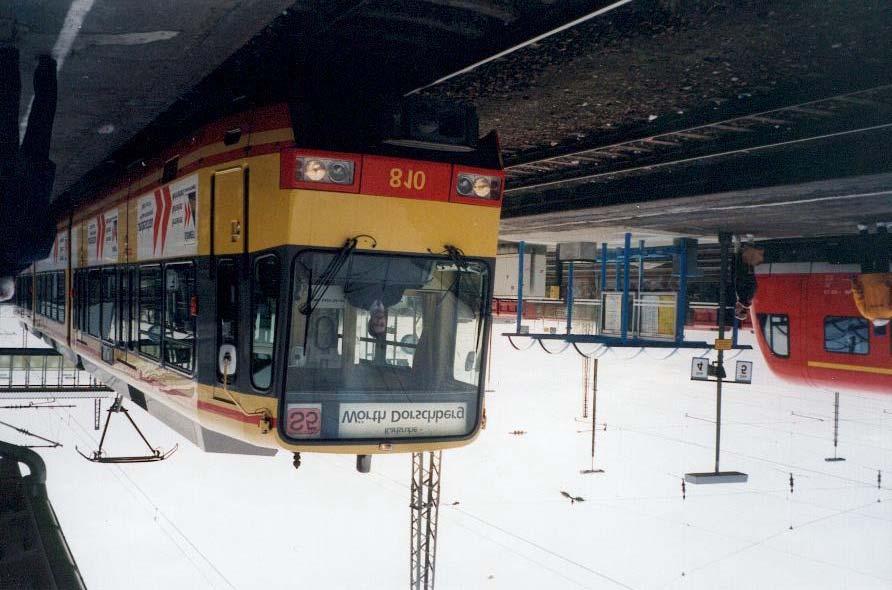Φωτογραφία: Οχηµα tramtrain της Karlsruhe σε προαστιακό σταθµό του σιδηροδροµικού διαδρόµου (γραµµή S5) 6.