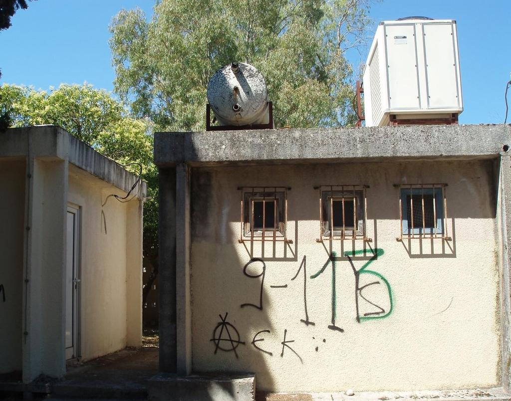 ΚΤΙΡΙΟ ΚΕΝΤΡΙΚΟΥ ΚΑΤΑΝΕΜΗΤΗ Κ.03.00 (Φωτ. 10) Το εικονιζόμενο κτίριο (με τις εγκαταστάσεις κλιματισμού στο δώμα-φωτ. 10) είναι αυτό που φιλοξενεί τον κεντρικό κατανεμητή Κ.03.00. Το διπλανό κτίριο (χώρος W.