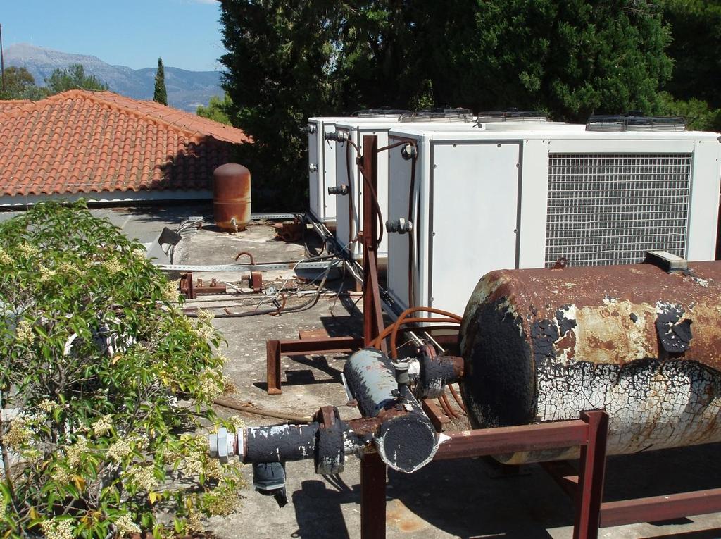 (Φωτ. 13) 2) Σχεδιαστήρια Σ1, Σ2, Σ3 (τμ. Αρχιτεκτόνων Μηχανικών) Πλευρικά του κάθε κτιρίου (Σχεδιαστήρια Σ1, Σ2, Σ3), θα εγκατασταθεί μέσα στο έδαφος, χάλκινη ταινία γείωσης, διαστάσεων 40Χ3mm. (βλ.