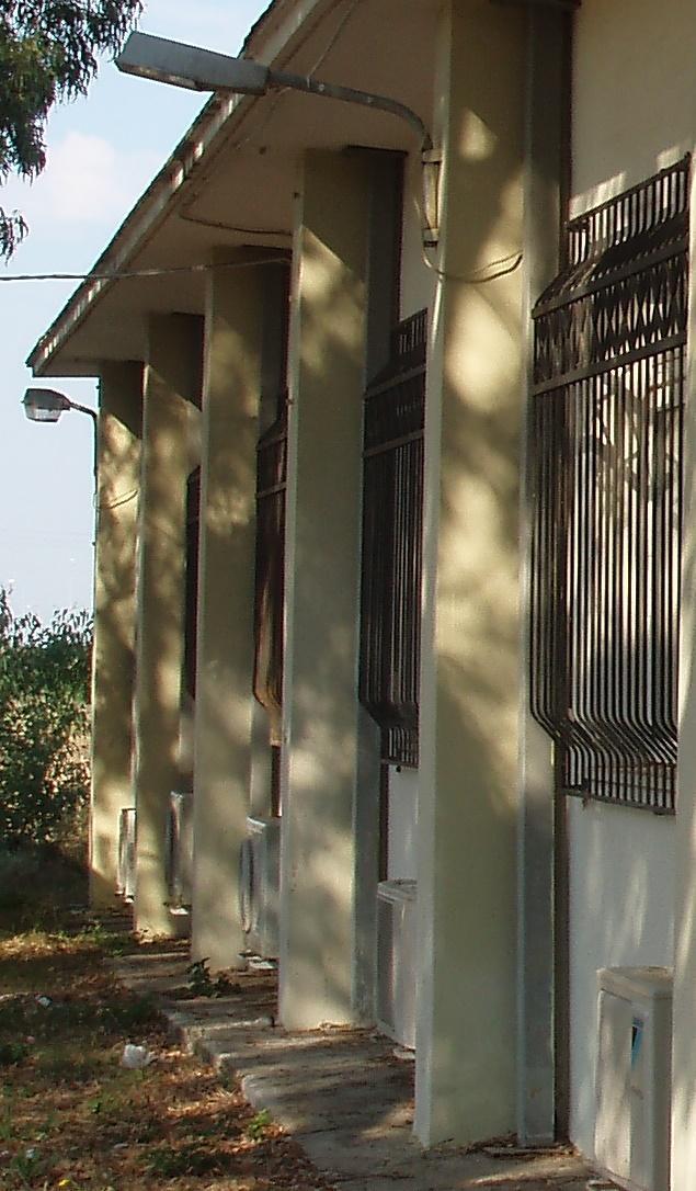 Επάνω στον ακροδέκτη γεφύρωσης συνδέουμε εύκαμπτο χαλύβδινο θερμά επιψευδαργυρωμένο αγωγό (St/tZn) κυκλικής διατομής Φ8, μέσω μονού σφικτήρα ομοίου υλικού (St/tZn).