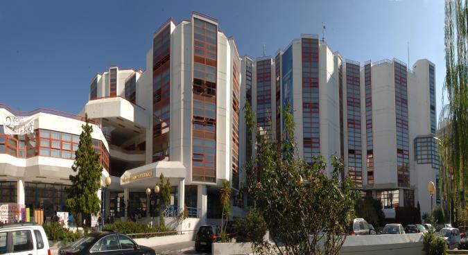 Λειτουργική Διάσταση Εγκαταστάσεις: 6 ιδιόκτητα κτίρια (51.800 τ.μ.) - Κεντρικό κτίριο (23.100 τ.μ. 1982) - 2 Κτίρια γραφείων εργαστηρίων (2.300 τ.μ. 1996 & 1999) - 2 Νεοκλασικά κτίρια (1.