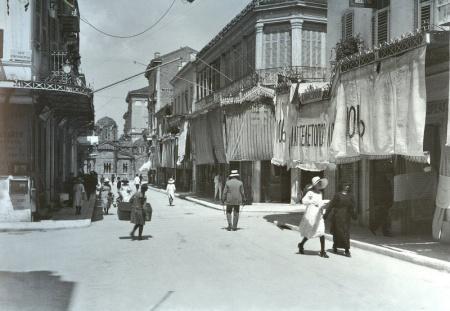 Το μεγαλύτερο τμήμα του δρόμου είναι πεζοδρομημένο, τόσο στην πλατεία