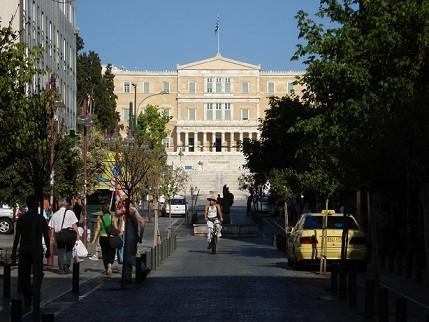 Aπό την άλλη μεριά, η τυποποιημένη αντιμετώπιση, την οποία υιοθετούν οι αρμόδιοι φορείς