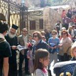 Ὅπως κάθε χρόνο πλῆθος κόσμου συνέρρευσε γιὰ νὰ τιμήσει τὴ θαυματουργὸ Ἁγία Ματρώνα καὶ νὰ ἀφήσει στὰ ποδαράκια της ἔστω καὶ ἕνα λουλουδάκι, ἀπὸ αὐτὰ ποὺ τόσο ἀγαποῦσε ὅσο ζοῦσε καὶ τώρα ἀπολαμβάνει