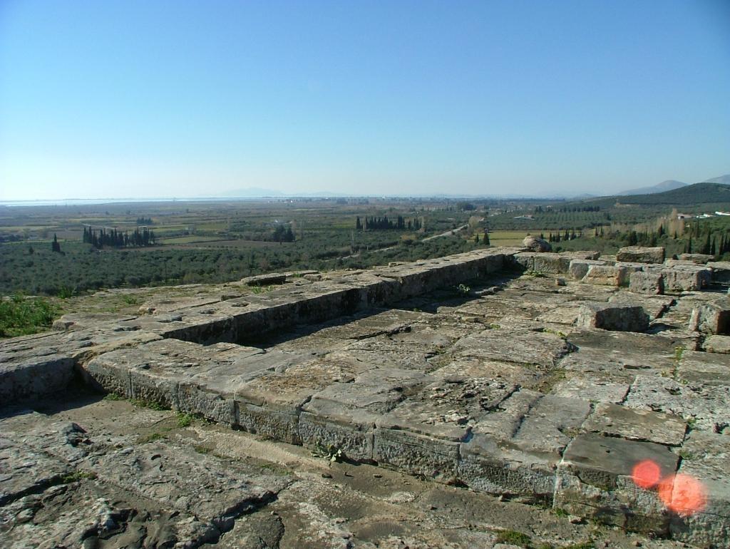 Ο Ναός Μου πλήγιασαν τα γόνατα στα μάρμαρά σου, ω της αθώρητης θεάς ξεχωρισμένε ναέ και καταμόναχε, της θεάς που δείχνει από του είναι της την άβυσσο μονάχα εν' άγαλμα, και κείνο ανθρωποκαμωμένο, μ'