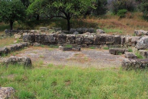 Το φωτόδεντρο και η δέκατη τέταρτη ομορφιά τι καλάθια φρέσκες μέλισσες και σταμνιά φουσκωτά όπου άκουγες ββββ να σου βροντάει ο αιχμάλωτος αέρας.