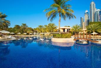 Διαθέτει εξωτερική πισίνα, κέντρο ευεξίας και beach bar στη δημόσια παραλία Jumeirah. Σε όλους τους χώρους παρέχεται δωρεάν Wi-Fi.