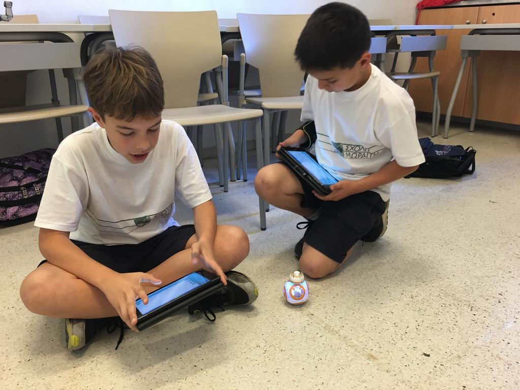 Coding on ipad Τα παιδιά, κατά τη διάρκεια των μαθημάτων, διδάσκονται τη γλώσσα του προγραμματισμού ένα εργαλείο για την ανάπτυξη αναλυτικής, δομημένης και κριτικής σκέψης στο Δημοτικό