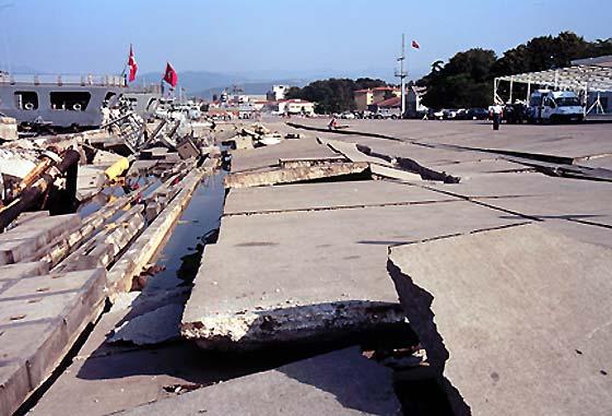 βλάβες στα παράκτια λιμενικά έργα, σύμφωνα με τις παρατηρήσεις από παλαιότερους σεισμούς, όπως του Hyogo-ken Nanbu (Kobe) το 1995 (Σχήματα 2.3, 2.