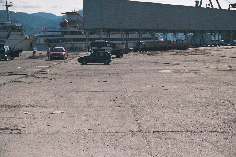 Σχήμα 2.7. Καθίζηση του επιχώματος στο λιμάνι της Derince κατά την διάρκεια του σεισμού του Izmit (Kocaeli) το 1999.