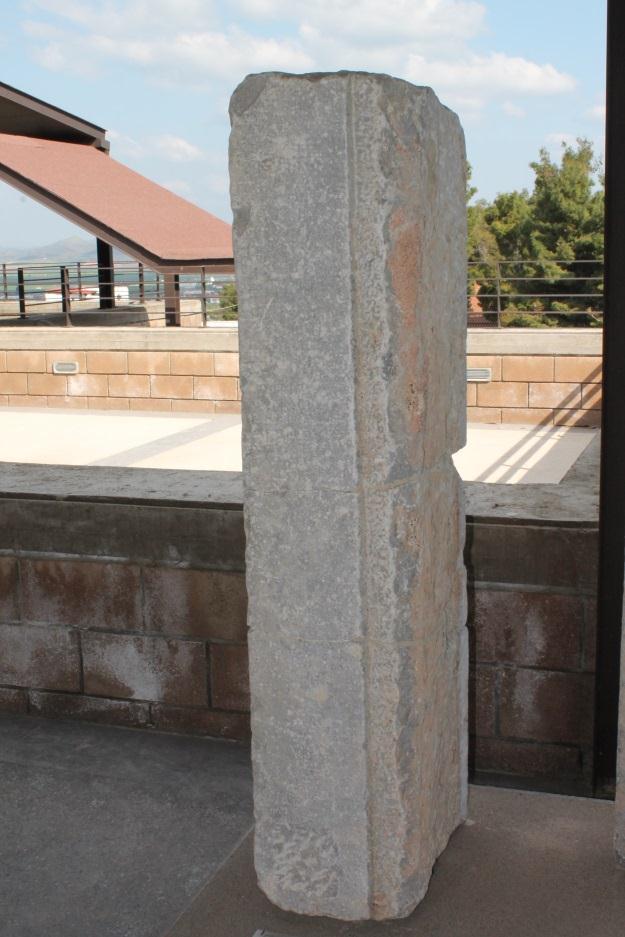 Έξω από την πόλη Στην αγορά Πιο κάτω από την αγορά Όταν επισκεφτείς το Μουσείο της Θήβας μην ξεχάσεις να δεις στον προαύλιο χώρο του, στο Βάθρο Α65, την παραστάδα