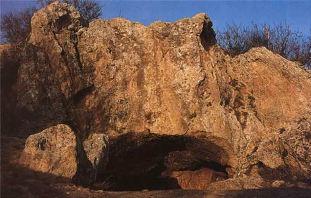 Νεότερη Νεολιθική στην Κεντρική και Νότια Ελλάδα Ενδιαφέρον παρουσιάζει και το γεγονός ότι στην ΝΝ η χρήση των σπηλαίων αυξάνεται σε µεγάλο βαθµό, κάποια κατοικούνται για πρώτη