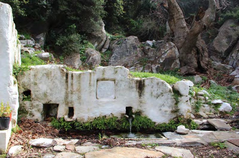 Ύστερα περιήλθε στην κυριότητα της οικογένειας των Ισπανόπουλων, απόγονος τον οποίων ήταν ο τελευταίος ένοικος Στυλιανός Παραράς.