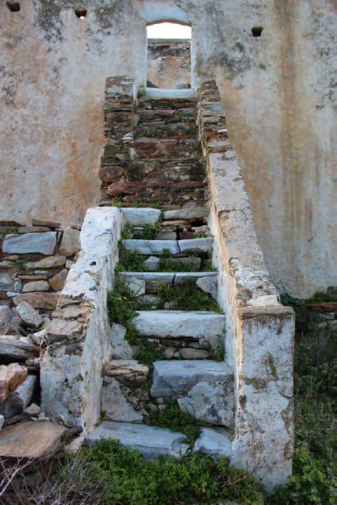 Αποκατάσταση και πρόταση ανάδειξης του Πύργου της Αγιάς στη Νάξο Εικ.99 Είναι εμφανής ο αρμός που αποδεικνύει με σαφήνεια τις δύο οικοδομικές φάσεις κατασκευής της σκάλας. Εικ.100 Ο Πύργος της Αγιάς.