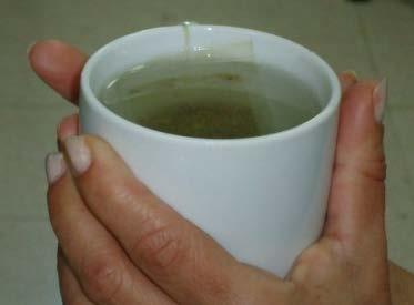 α) Κρατάτε στα χέρια σας ένα φλιτζάνι με ζεστό τσάι.
