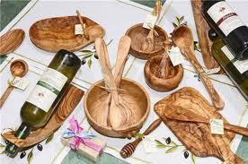 Το ξύλο της ελιάς έχει χρησιμοποιηθεί στην επιπλοποιεία,
