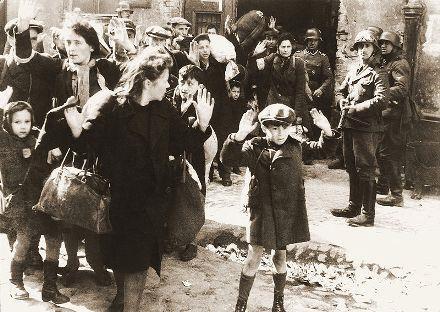 Αντίσταση στα γκέτο Μια από τις πιο γνωστές φωτογραφίες του Β Παγκόσμιου Πολέμου, από την αναφορά του Γιούργκεν Στρόοπ προς τον Χάινριχ Χίμλερ σχετικά με την κατάπνιξη της εξέγερσης στο γκέτο της
