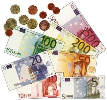 Ευρώ Εκτός από τα παραπάνω σύμβολα, ιδιαίτερο στοιχείο αποτελεί το ενιαίο επίσημο νόμισμα της Ευρωζώνης των χωρών της Ε.Ε. Το ευρώ (EUR, ) εισήχθη την 1η Ιανουαρίου 1999 και έγινε το νόμισμα περισσότερων από 300 εκατομμυρίων ανθρώπων στην Ευρώπη.