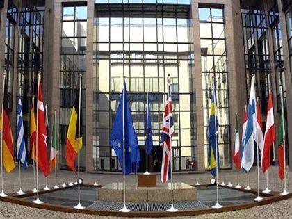 2. ΕΥΡΩΠΑΙΚΟ ΣΥΜΒΟΥΛΙΟ Οι συσκέψεις του Ευρωπαϊκού Συμβουλίου είναι στην ουσία σύνοδοι κορυφής όπου οι ηγέτες της Ε.Ε. συναντώνται για να αποφασίσουν τις ευρύτερες στρατηγικές προτεραιότητες και τις κυριότερες πρωτοβουλίες της Ένωσης.