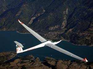 αεροπλάνο που χρησιµοποιει την ηλιακή ενέργεια Ανεμοπλάνα Άλλα αεροπλάνα χρησιµοποιούν την αιολική ενέργεια ως κινητική.