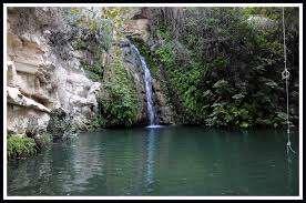 Τα λουτρά της Αφροδίτης Η βορειοδυτική χερσόνησος της Κύπρου, γνωστή ως Ακάμας, είναι μια άγρια ακατοίκητη περιοχή με εκπληκτικά τοπία και παραλίες που επίκειται να χαρακτηριστεί Εθνικό Πάρκο.