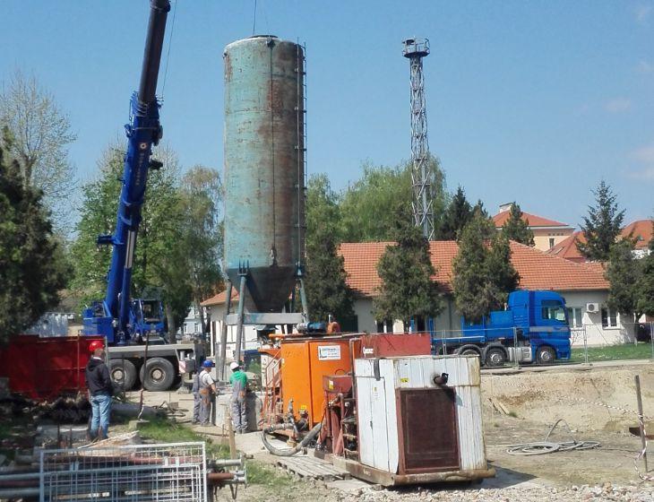 Slika 49. Postrojenje za proizvodnju injekcijske smjese. 5.1.3. Stroj za izvedbu sidara Stroj proizvodi poduzeće Csagrande i naziv stroja je C8XP hidraulička bušilica.