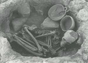 Να αναφέρετε σε ποια εποχή συνήθιζαν οι κάτοικοι της Κύπρου να θάβουν τους νεκρούς τους με τον πιο πάνω τρόπο και να ονομάσετε έναν (1) οικισμό, όπου συναντώνται αυτές οι ταφές. β.