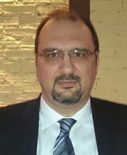 Είναι απόφοιτος του Κολλεγίου Αθηνών, όπου πρώτευσε, και αποφοίτησε με άριστα επίσης από το Τμήμα Φυσικών Επιστημών του Cambridge University στο Ηνωμένο Βασίλειο και της Σχολής Πολιτικών και