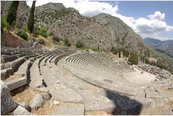 Συχνά το επιθέατρο περιορίζεται σε σχέση με το θέατρο, με μειωμένο πλάτος των ακραίων κερκίδων, για τους εξής λόγους: α. Αποφυγή ψηλών αναλημμάτων (Περγάμου, Αιγείρας). β.