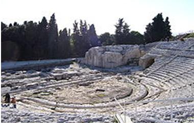 Το αρχαίο θέατρο Συρακουσών, άποψη της ορχήστρας. (geocities.