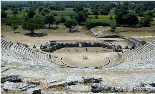 Η διώροφη σκηνή προς την ορχήστρα φέρει στενό ορ8ογωνικό προσκήνιο, μήκους περίπου όσο η