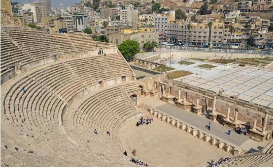 Στα διαζώματα υπάρχει ψηλός τοίχος που ορισμένες φορές έχει θαλάμους με οπές εμπρός και πιθανά εσωτερικά ηχεία, η παρουσία των οποίων αναφέρεται και από τον Βιτρούβιο.