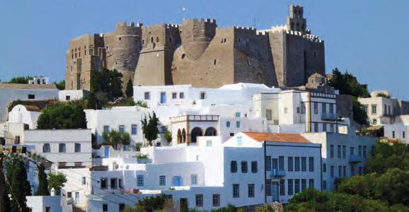 Εντυπωσιακή πόλη με την πλακόστρωτη πλατεία Μιαούλη και το Δημαρχείο της σε σχέδια του ΤΣΙΛΕΡ, τον ανδριάντα του Μιαούλη, τους φοίνικες και το ΔΗΜΟΤΙΚΟ ΘΕΑΤΡΟ ΑΠΟΛΛΩΝ, που μοιάζει με μικρογραφία της