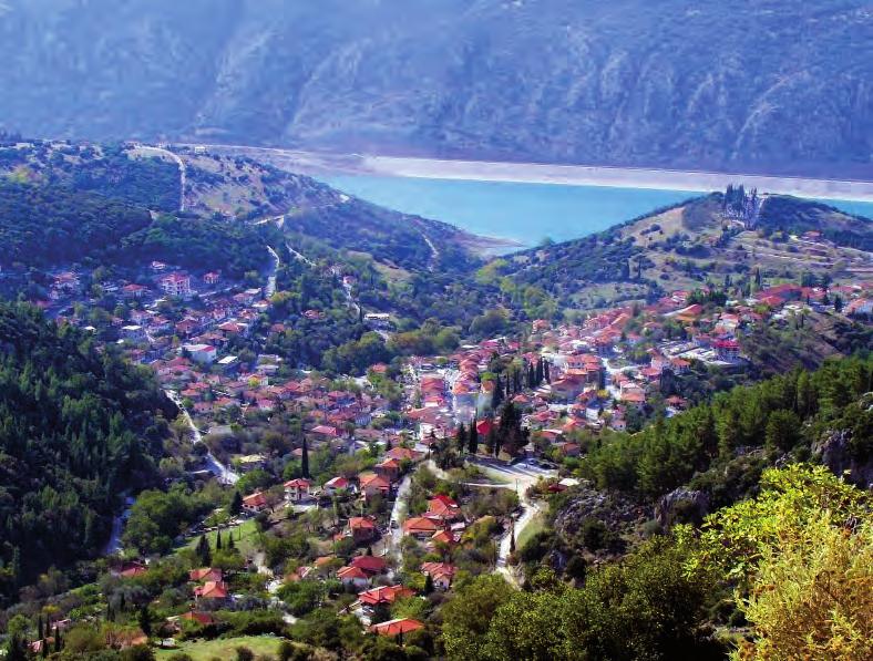 Πρώτος σταθμός η τεχνητή λίμνη του Μόρνου, στην καρδιά της Ρούμελης, με αδιαπέραστα δάση από έλατα, εντυπωσιακές κορυφογραμμές, οικισμούς που παραμένουν ανέγγιχτοι από τη σύγχρονη καθημερινότητα και