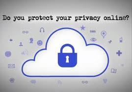 Η ιδιωτικότητα, από την άλλη πλευρά, είναι το δικαίωμα κάποιου ανθρώπου στην καθημερινή του ζωή και ειδικά στο internet να κρατάει τα προσωπικά του δεδομένα μυστικά.