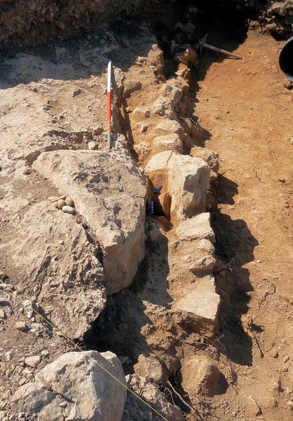 Εικόνα 10: Σειρά λίθων στον «ειδικό αποθέτη» στα νότια- ένδειξη κατασκευής 2 η ερμηνευτική προσέγγιση της θέσης Μετά τις ανασκαφές του 1987 και 2006 και τη μελέτη των ευρημάτων, προτάθηκε η άποψη ότι