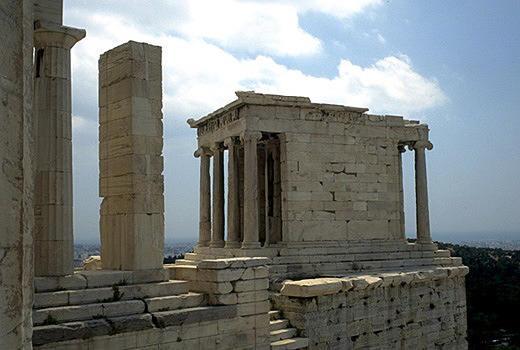 προβλήματα, δηλαδή αυτό της διάβρωσης του μαρμάρου από την όξινη βροχή και αυτό της οξείδωσης του σιδήρου που προκάλεσε σοβαρές ζημιές.