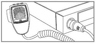 - Zvoľte vhodné miesto pre držiak mikrofónu a použite dve priložené skrutky k jeho upevneniu. - Pripojte do konektoru na čelnom paneli mikrofón a môžete rádiostanicu začať používať.