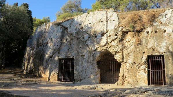 Απάντηση Οι σύγχρονες δημοκρατικές πόλεις είναι πιο απρόσωπες για αυτό και σε κάποιες περιπτώσεις μπορεί οι αποφάσεις του κράτους να θίγουν τα συμφέροντα των πολιτών ή ορισμένων κοινωνικών ομάδων.