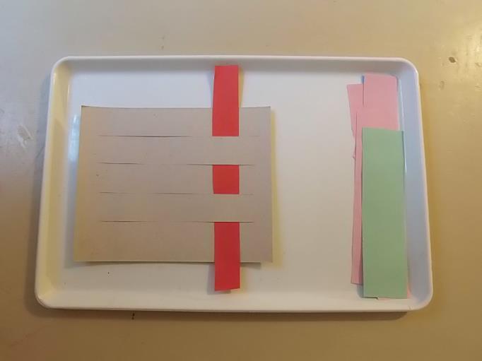 Δίσκος Προετοιμασίας Υφαντικής Πρώτου Σταδίου Υλικά: στενές,φαρδιές λωρίδες χαρτιού σε διάφορα χρώματα,τετράγωνο γκρί χαρτί με τις κατάλληλες σχισμές.