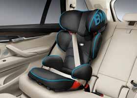 ορίζονται από τη νομοθεσία. Με τη ρυθμιζόμενη κλίση της πλάτης, το παιδικό κάθισμα μπορεί να προσαρμοστεί άριστα στο κάθισμα του αυτοκινήτου.