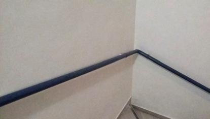 Αν είναι δυνατό, να τοποθετούνται στα σκαλιά ειδικές αντιολισθητικές ταινίες που θα τα καθιστούν περισσότερο εμφανή.