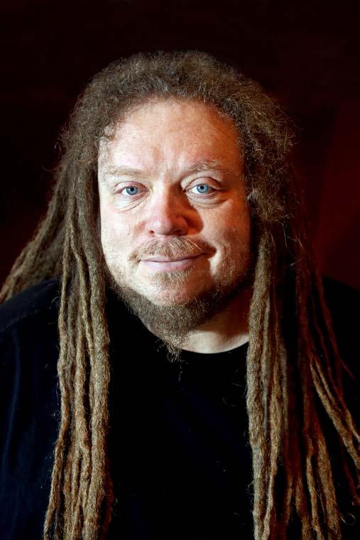 To 1984 ο Jaron Lanier, πρώην εργαζόμενος του εργαστηρίου της Atari ξεκινά το δικό του εργαστήριο VR έρευνας και ανάπτυξης στο εξοχικό του σπίτι με τη βοήθεια πρώην συναδέλφων του, όπως του Tom