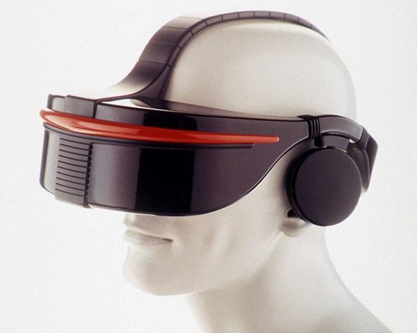 Hunter τοποθετεί σε έναν εθελοντή από το κοινό το SEGA VR στα